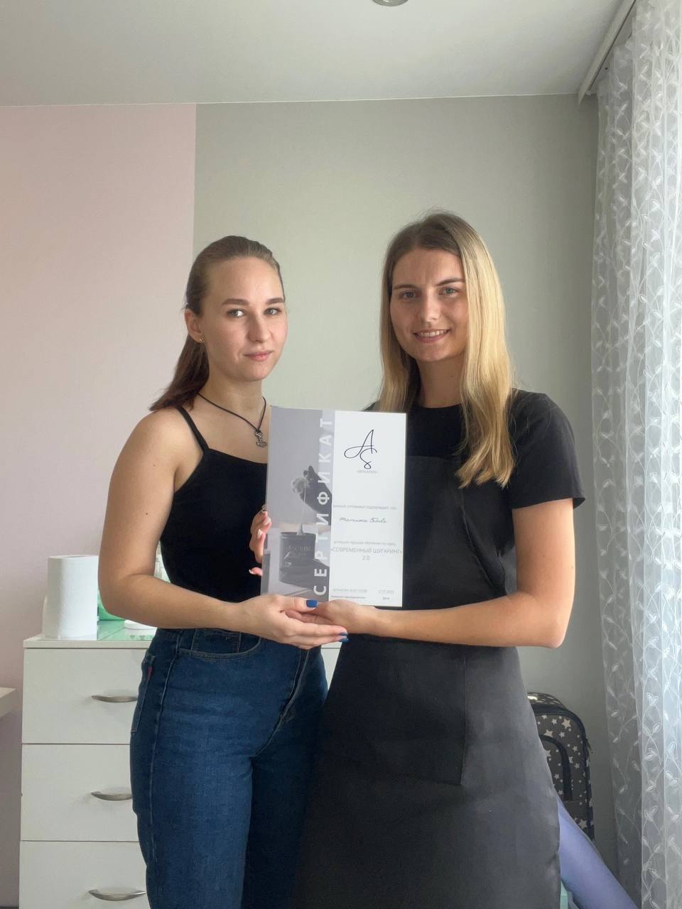 Выпускница ABRAMOVA DEPIL с сертификатом после обучения шугарингу
